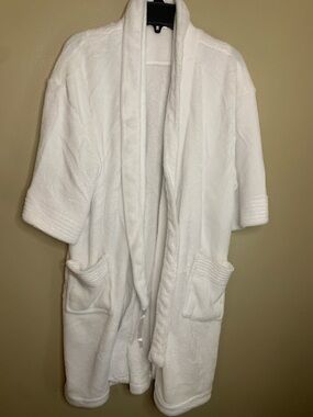 Amazon White Plush Short-Sleeve Shawl Collar Robe with Pockets